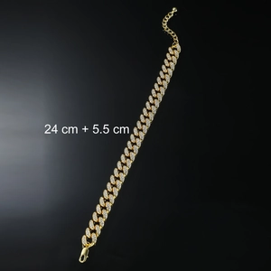 Détail de la chevillère cubaine dorée avec zircons, fermoir mousqueton et chaîne réglable