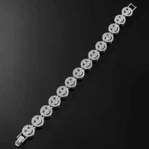 Nahaufnahme des Hip-Hop-Armbands mit Smiley-Gliedern und weißen Mikropavé-Zirkonia-Steinen