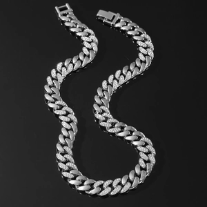 Dettaglio della collana a catena cubana argentata con finitura lucida e zirconi incastonati