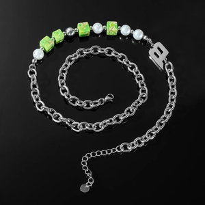 Collana hip hop argentata con perline in marmo verde e ciondolo a forma di B