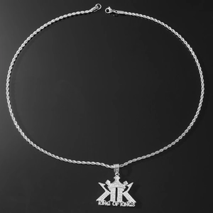 Nahaufnahme des King of Kings Kronen-Anhängers mit Zirkonia-Besatz an silberner Kette