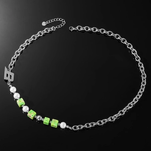 Collana chic con perline verdi catena d'argento e ciondolo con lettera B in metallo
