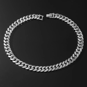 Vista macro della collana a catena cubana in argento con micro-pavé e chiusura a scatto quadrata