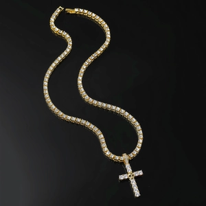 Collier hip-hop doré avec pendentif croix crâne et chaîne tennis sur fond noir