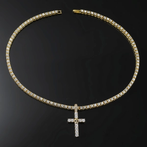 Détail de la chaîne tennis dorée avec pendentif croix crâne orné de zircons cubiques