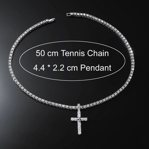 Pendentif croix tête de mort hip-hop avec chaîne tennis et zircons sur fond noir
