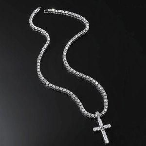 Détail d'une chaîne tennis hip-hop avec pendentif croix et crâne serti de diamants sur noir