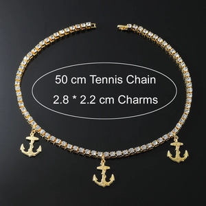 Détail du collier tennis doré 50cm avec trois pendentifs ancre et dimensions