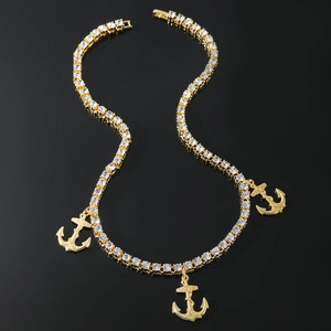 Collier hiphop avec pendentifs ancre dorés et strass brillants sur une chaîne tennis chic