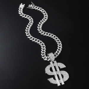 Collana hip-hop cubana d'argento con ciondolo segno del dollaro su sfondo nero puro