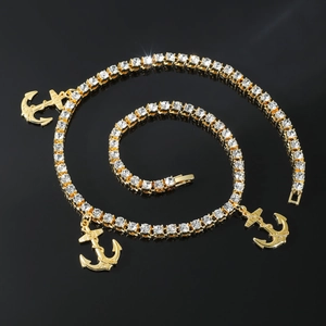 Bracelet tennis hip hop doré avec strass scintillants et trois pendentifs en forme d'ancre