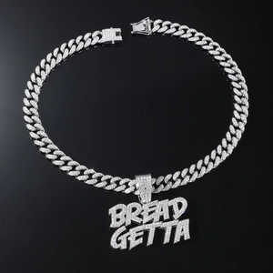 Gros plan du pendentif hip hop Bread Getta en argent avec zircons sur une chaîne cubaine
