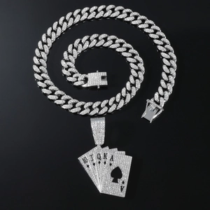 Hip hop κολιέ με μενταγιόν τραπουλόχαρτα και κουβανέζικη αλυσίδα με λαμπερές πέτρες