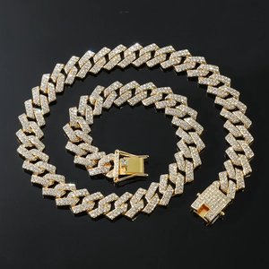 Detail van vergulde Cubaanse schakelketting met glanzende strass-steentjes en stevige sluiting