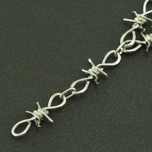 Collier punk en cuir multicouche avec design de fil de fer barbelé argenté et épines