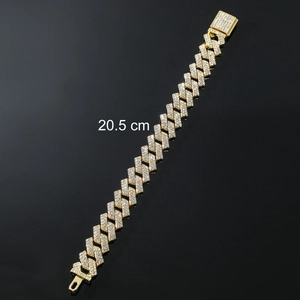 Détail du bracelet gourmette serti de strass de 20,5 cm avec fermoir diamanté