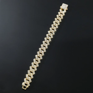 Dettaglio di un bracciale cubano dorato da 15mm con diamanti su specchio nero