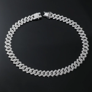 Detail van een zilveren iced-out Cubaanse schakelketting met een diamanten sluiting