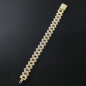 Gros plan d'un bracelet gourmette cubain plaqué or serti de zircons étincelants