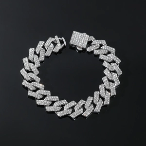 Dettaglio macro del bracciale Cuban link argento da 15mm con chiusura a diamante