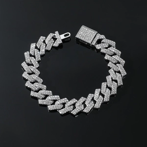 Gros plan sur un bracelet cubain argenté pavé de diamants étincelants de luxe