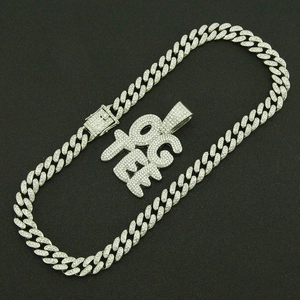 Chaîne cubaine argentée avec pendentif 1982 TEG et strass brillants style hip hop