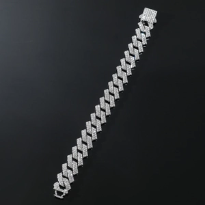 Vista macro del bracciale cuban link da 15mm a doppia fila con chiusura dettagliata