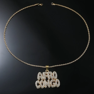 Détail de la chaîne torsadée dorée et pendentif AFRO CONGO serti de cristaux
