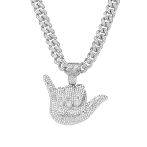 Pendentif main shaka style hip hop avec zircons et chaîne à maillons cubains en argent