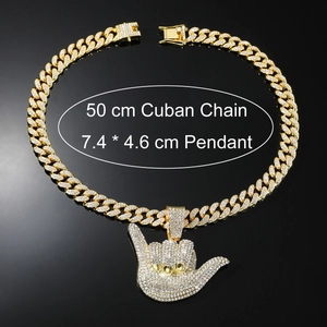 Gros plan du pendentif main Shaka hip hop avec zircons et sa chaîne cubaine de 50 cm