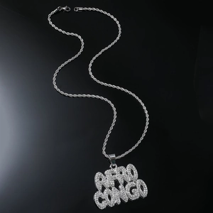 Détail de la chaîne hip-hop argentée avec pendentif Afro Congo serti de strass