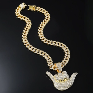Chaîne cubaine dorée style hip hop avec pendentif geste de main Shaka glacé