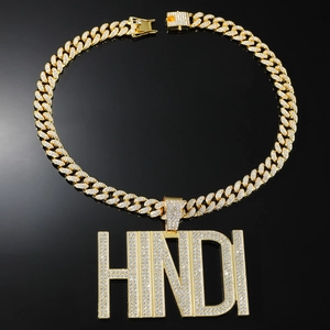 Nahaufnahme der goldenen Cuban-Kette und HINDI-Anhänger mit eisigen Pavé-Zirkon-Details