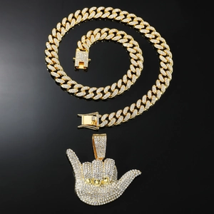 Pendentif geste hip hop avec strass brillants et chaîne cubaine dorée de luxe