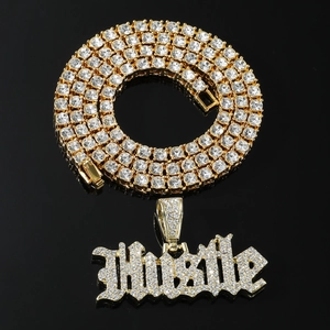 Chaîne tennis hip hop dorée avec un pendentif Hustle serti de zircons étincelants