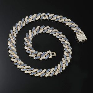 Collana a catena cubana dorata con diamanti blu e bianchi per uno stile hip hop audace