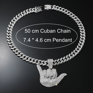Pendentif geste hip hop avec strass brillants et collier chaîne cubaine argentée de 50cm