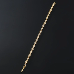 Gros plan détaillé d'un bracelet tennis plaqué or serti de zircons ronds étincelants