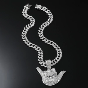 Vue détaillée du collier à mailles cubaines hip hop avec pendentif Shaka serti de strass