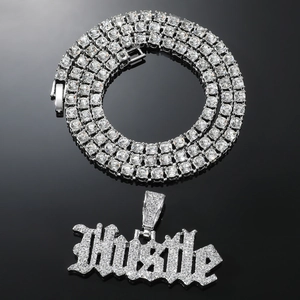 Chaîne tennis argentée hip hop avec grand pendentif lettre Hustle et zircons brillants