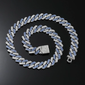 Collana cubana placcata rodio con cristalli blu e bianchi su fondo nero riflettente