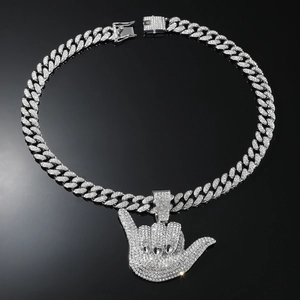 Détail du pendentif hip-hop argenté et de la chaîne cubaine sertie de pierres brillantes