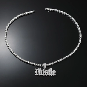 Détail du pendentif Hustle en argent sur une chaîne tennis 4mm sertie de zircons brillants