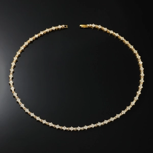Vue détaillée du collier tennis doré en forme de fleur serti de zircons blancs brillants