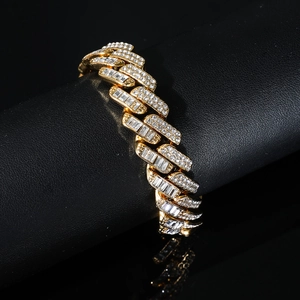 Bracelet cubain doré pour homme avec pavage complet de diamants et fermoir à ressort