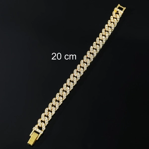 Dettaglio bracciale Cuban link oro 20cm con cristalli incastonati e chiusura sicura