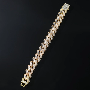 Détail du bracelet cubain 15mm doré avec pierres taille baguette et ronde
