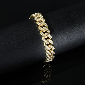 Bracciale cubano dorato hip hop con cristalli incastonati su espositore nero