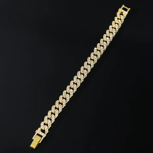 Dettaglio del bracciale cuban link dorato con strass scintillanti e chiusura a scatto