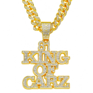 Collier Chaîne à Mailles Cubaines Épaisse Hip Hop pour Hommes Pendentif Lettre 81 King Of Carz en Strass Alliage